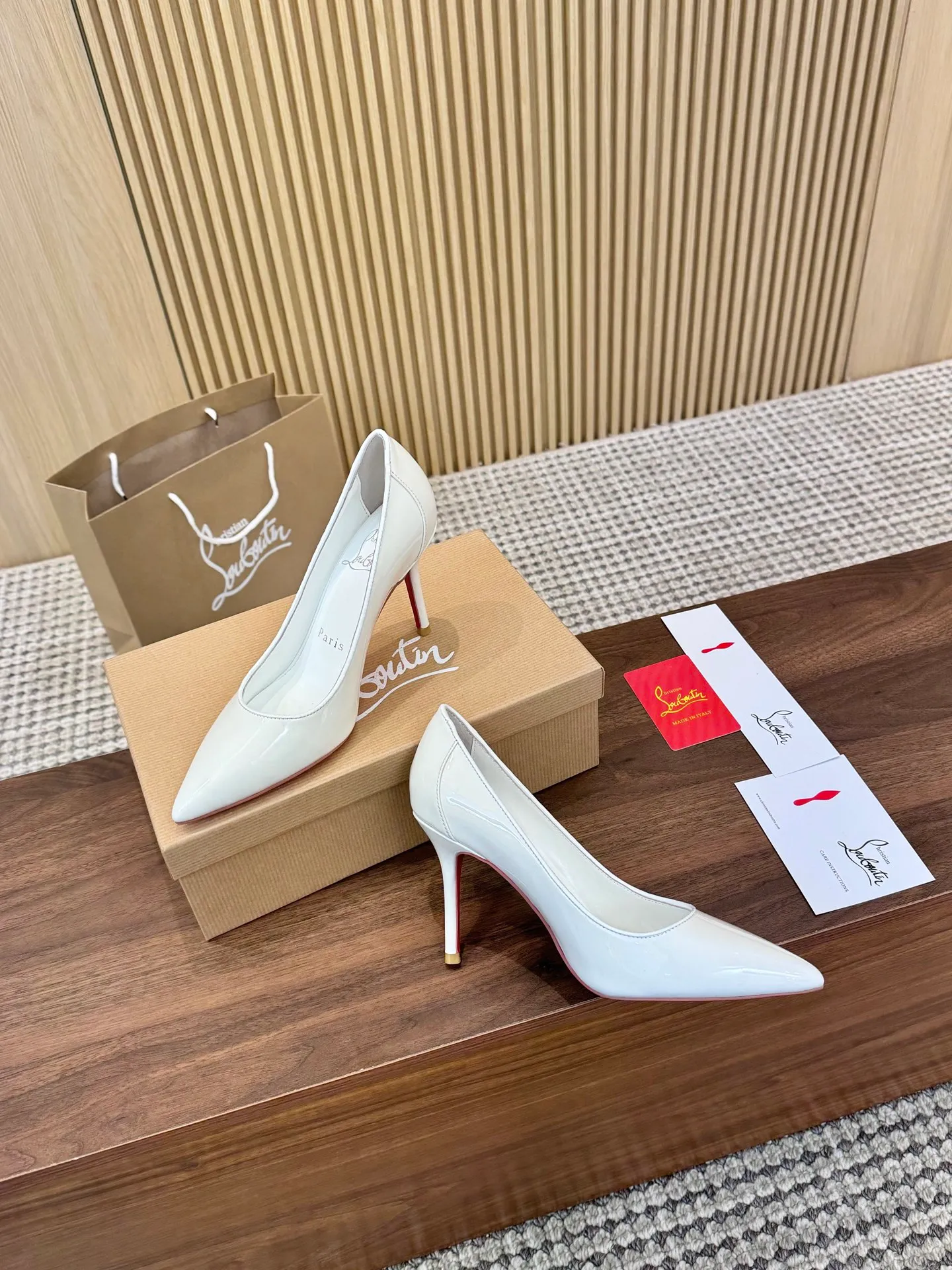 👟👟Ex-factory price 480👟👟 Genuine leather sole +40 Year-round shipment💝Christian Louboutin CL👠 "Patent Leather Hemming Craft Series" Noble and luxurious, real blingbling👟👟 Real materials, all customized by the pattern maker, and the materials are made of original customized materials to achieve the taste of the original 5 color options💍Upper: Imported👉cow patent leather💪 Lining: Sheepskin foot pad/lining Size: 34-40.41.42 Heel height: two options: 10.5cm and 8.5cm